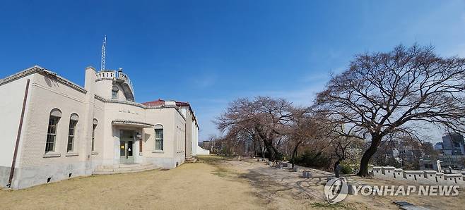 서울기상관측소와 계절관측목 서울기상관측소(왼쪽)과 계절관측목(오른쪽). [촬영 이재영]