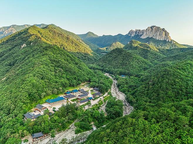설악산과 신흥사[사진/백승렬 기자]
