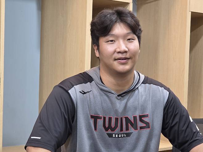 인터뷰하는 문보경 (서울=연합뉴스) 하남직 기자 = LG 트윈스 4번 타자 문보경이 15일 서울 잠실구장에서 취재진과 인터뷰하고 있다.