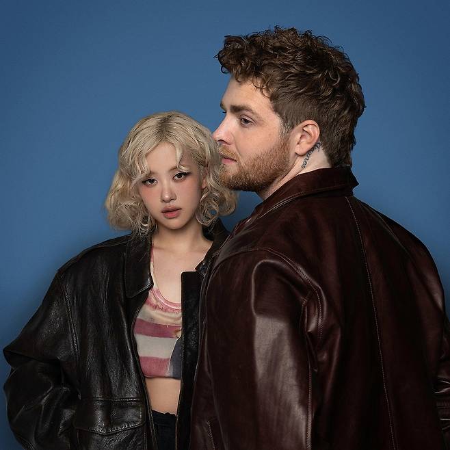 로제, '빌보드 1위 스타' 알렉스 워런 신곡 피처링 (서울=연합뉴스) 블랙핑크의 로제가 미국 싱어송라이터 알렉스 워런의 신곡 '온 마이 마인드'에 피처링으로 참여했다고 소속사 더블랙레이블이 27일 밝혔다. 사진은 블랙핑크 로제와 미국 싱어송라이터 알렉스 워런. 2025.6.27 [더블랙레이블 제공. 재판매 및 DB 금지] photo@yna.co.kr