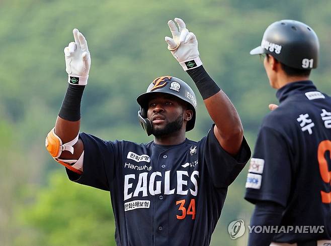 역전 2타점 적시타 친 플로리얼 (광주=연합뉴스) 조남수 기자 = 8일 광주기아챔피언스필드에서 열린 프로야구 한화 이글스와 KIA 타이거즈의 경기. 한화 플로리얼이 2회초 1사 만루에서 역전 2타점 적시타를 치고 1루에서 세리머니하고 있다. 2025.6.8 iso64@yna.co.kr