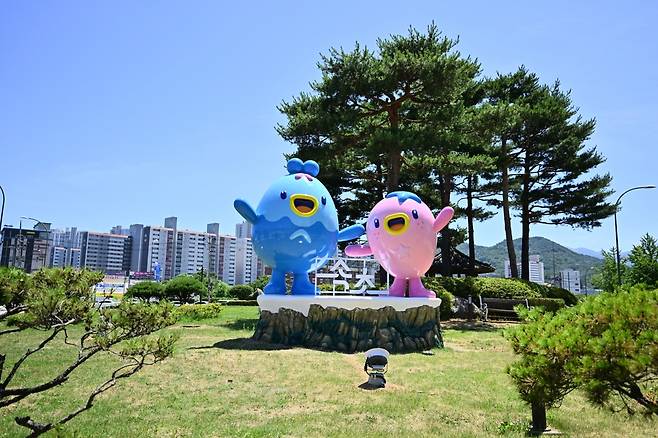 속초 광장에 설치된 짜니와 래요 조형물 [속초시 제공. 재판매 및 DB 금지]