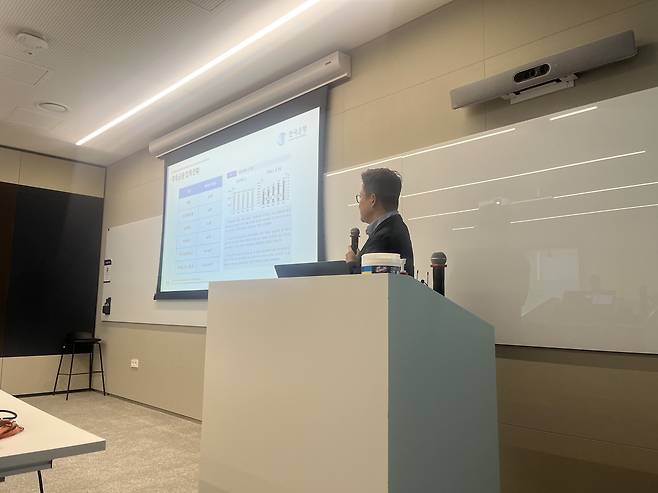 AWS '글로벌 금융 사업 전략' 기자간담회 (서울=연합뉴스) 오지은 기자 = 노경훈 AWS 금융 사업부 총괄이 16일 서울 역삼 센터필드에서 열린 'AWS의 글로벌 금융 사업 전략 및 IDC한국 금융권 클라우드 도입 현황'에서 발표하고 있다. built@yna.co.kr