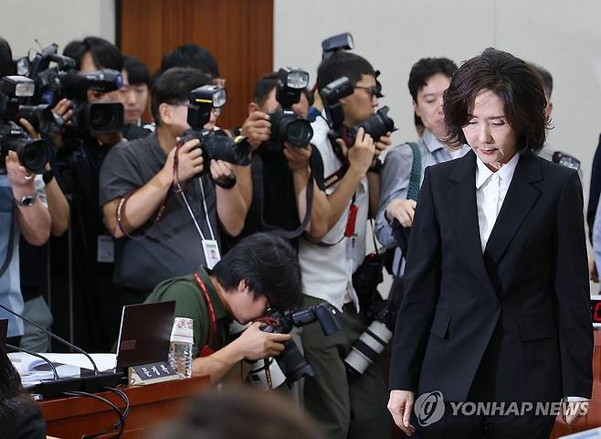 선서문 제출한 이진숙 후보자 (서울=연합뉴스) 박동주 기자 = 이진숙 사회부총리 겸 교육부 장관 후보자가 16일 서울 여의도 국회 교육위원회에서 열린 인사청문회에서 김영호 위원장에게 선서문을 제출한 뒤 자리로 향하고 있다. 2025.7.16 pdj6635@yna.co.kr