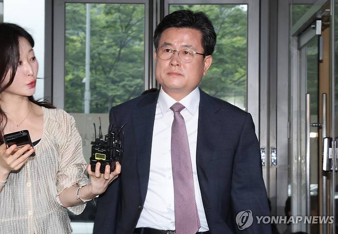 강의구 전 대통령실 부속실장, 순직해병특검 출석 (서울=연합뉴스) 서명곤 기자 = 윤석열 전 대통령의 복심으로 불려 온 강의구 전 대통령실 부속실장이 16일 서울 서초구 순직해병특검 사무실에 참고인 신분으로 조사를 받기 위해 출석하고 있다. 2025.7.16 seephoto@yna.co.kr