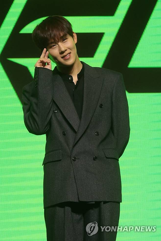 포즈 취하는 '몬스타엑스' 주헌 (서울=연합뉴스) 류효림 기자 = 그룹 몬스타엑스의 주헌이 16일 서울 여의도 콘레드 호텔에서 열린 몬스타엑스 데뷔 10주년 기념 기자간담회에서 포즈를 취하고 있다. 2025.7.16 ryousanta@yna.co.kr