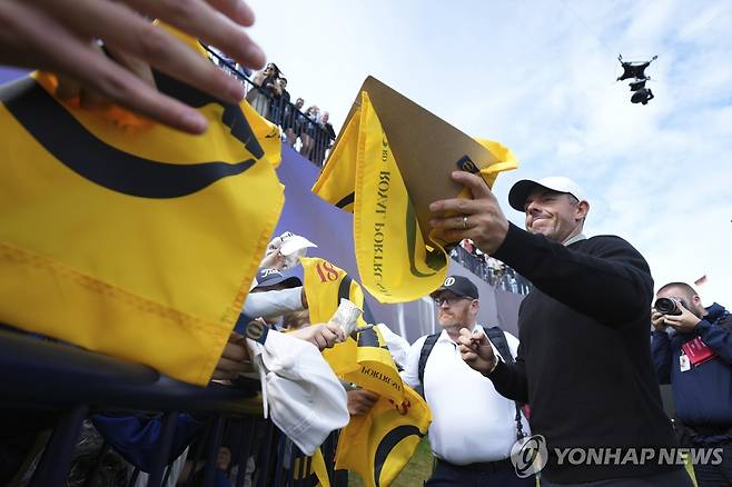 팬들에게 사인해주는 매킬로이 [AP=연합뉴스]