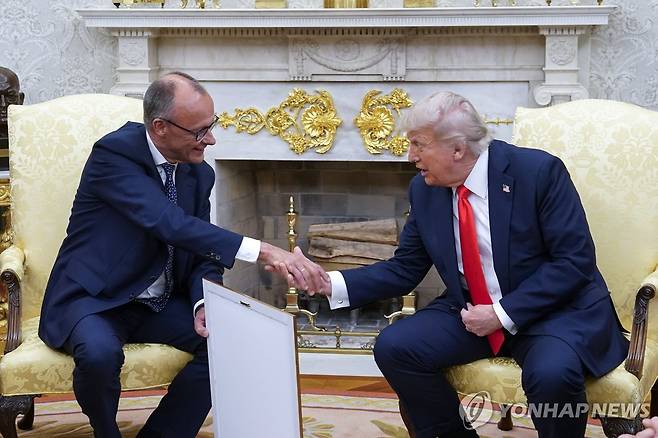 지난 6월 5일 백악관에서 회담하는 도널드 트럼프 미국 대통령(오른쪽)과 프리드리히 메르츠 독일 총리.[EPA=연합뉴스. 재판매 및 DB 금지]