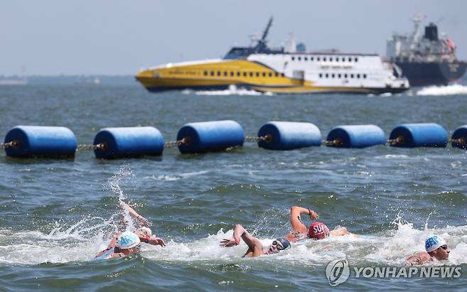 '수영 마라톤' 싱가포르 세계선수권대회 오픈워터스위밍 경기 모습 [EPA=연합뉴스]