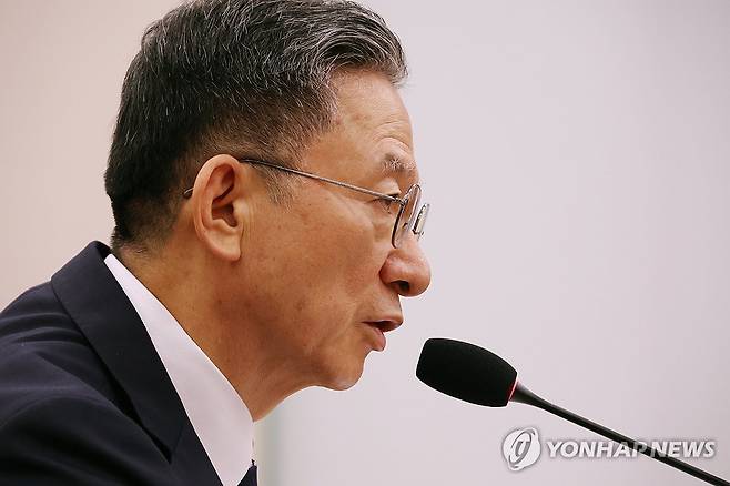 답변하는 정성호 법무부 장관 후보자 (서울=연합뉴스) 김주성 기자 = 정성호 법무부 장관 후보자가 16일 국회 법제사법위원회에서 열린 인사청문회에서 위원 질의에 답변하고 있다. 2025.7.16 utzza@yna.co.kr