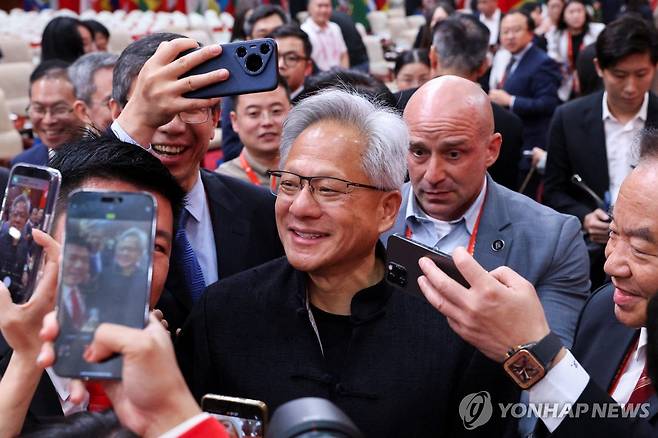 젠슨 황에 '관심 집중' (베이징=로이터 연합뉴스) 엔비디아의 최고경영자(CEO) 젠슨 황이 16일 중국 베이징에서 열린 제3회 중국국제공급망촉진박람회에 참석하고 있다. 2025.7.16