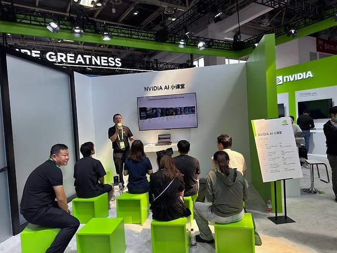 엔비디아의 'AI 교실'     (베이징=연합뉴스) 정성조 특파원 = 16일 오후 중국 베이징 국제전시컨벤션센터에서 열린 제3회 중국국제공급망촉진박람회에서 미국 반도체기업 엔비디아 관계자가 중국 개발자들을 대상으로 AI 프로그래밍 툴을 설명하고 있다. 2025.7.16 xing@yna.co.kr