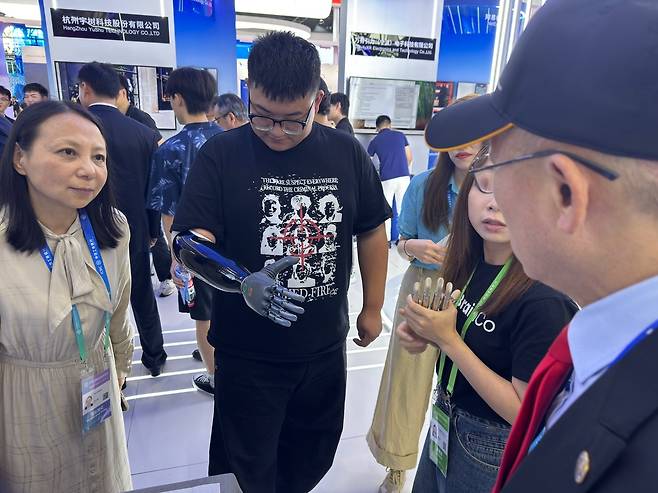 중국 공급망박람회에서 선보여진 로봇 의수 (베이징=연합뉴스) 정성조 특파원 = 16일 오후 중국 베이징 국제전시컨벤션센터에서 열린 제3회 중국국제공급망촉진박람회에서 공개된 로봇 의수. 2025.7.16 xing@yna.co.kr