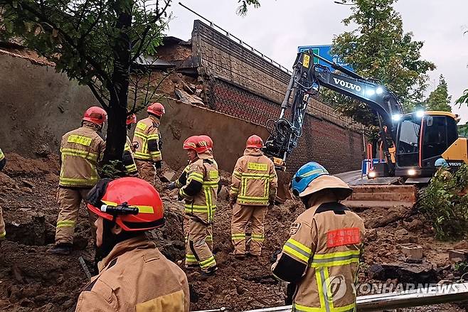 경찰 "오산 옹벽붕괴 현장 차량 1대 매몰…1명 사망 추정" (오산=연합뉴스) 16일 오후 7시 4분께 경기 오산시 가장교차로 고가도로의 10ｍ 높이 옹벽이 도로로 무너지며 차량 2대를 덮치는 사고가 발생해 소방대원들이 구조작업을 하고 있다. 2025.7.16 [경기도소방재난본부 제공. 재판매 및 DB 금지] utzza@yna.co.kr