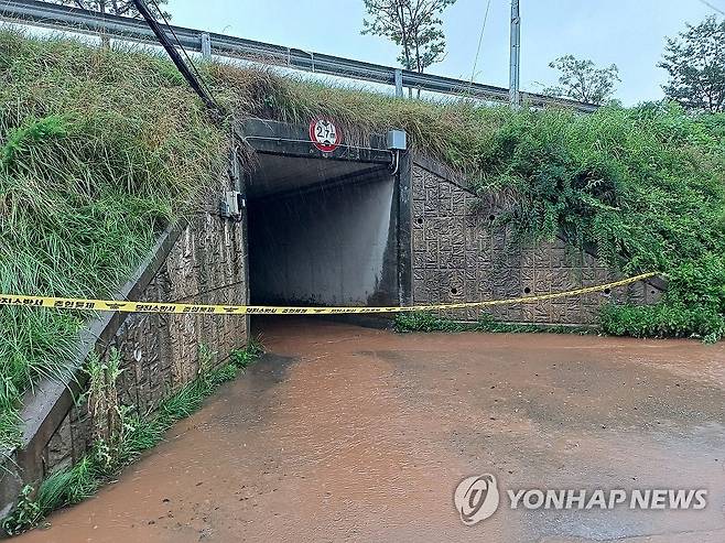 호우 특보, 충남 곳곳에서 침수 피해 (당진=연합뉴스) 충남 서해안을 중심으로 강한 비가 내린 16일 오후 호우주의보가 내려진 충남 당진시 송산면의 한 지하차도에서 차량 침수 신고가 접수돼 출입이 통제되고 있다. 2025.7.16 [충남 당진소방서 제공. 재판매 및 DB 금지] coolee@yna.co.kr