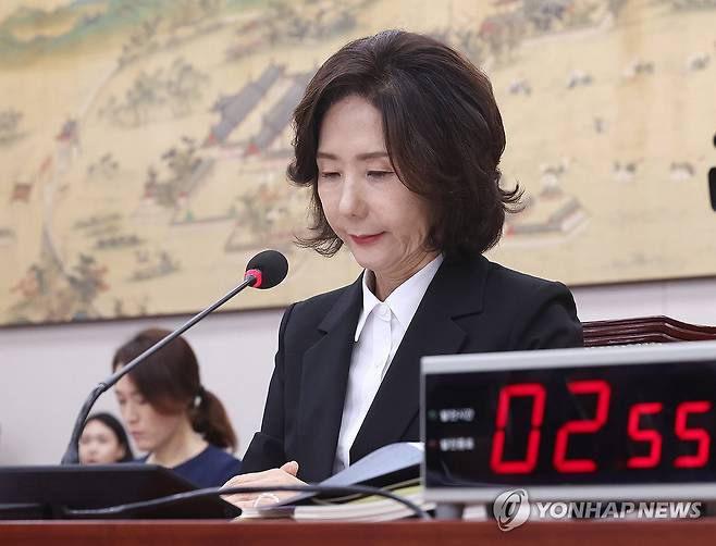 의원 질의 경청하는 이진숙 후보자 (서울=연합뉴스) 김주형 기자 = 이진숙 사회부총리 겸 교육부 장관 후보자가 16일 서울 여의도 국회 교육위원회에서 열린 인사청문회에서 의원 질의를 경청하며 자료를 살피고 있다. 2025.7.16 kjhpress@yna.co.kr