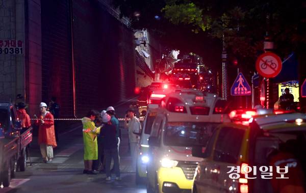 수도권 지역에 호우주의보가 내려진 16일 오후 오산시 가장교차로 고가도로 옹벽이 무너져 소방관들이 매몰된 차량을 구조하고 있다. 2025.7.16 /최은성기자 ces7198@kyeongin.com