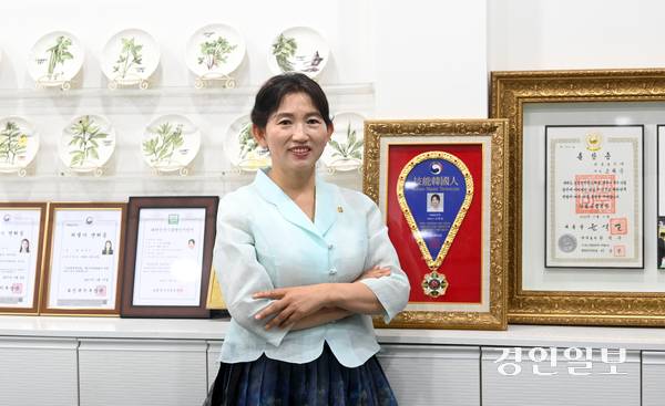 고화순 나물 명인이 나물의 영양소 분포와 다양한 요리 방식을 소개하고, “유네스코 인류무형문화유산에 등재를 목표로 나물의 음식문화를 전세계에 알리고 싶다”며 포부를 밝혔다. 2025.7.4 /최은성기자 ces7198@kyeongin.com