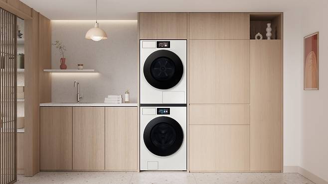 ▲ 2025년형 '비스포크 AI 세탁기'와 '비스포크 AI 건조기' 신제품 라이프스타일 이미지. /사진제공=삼성전자