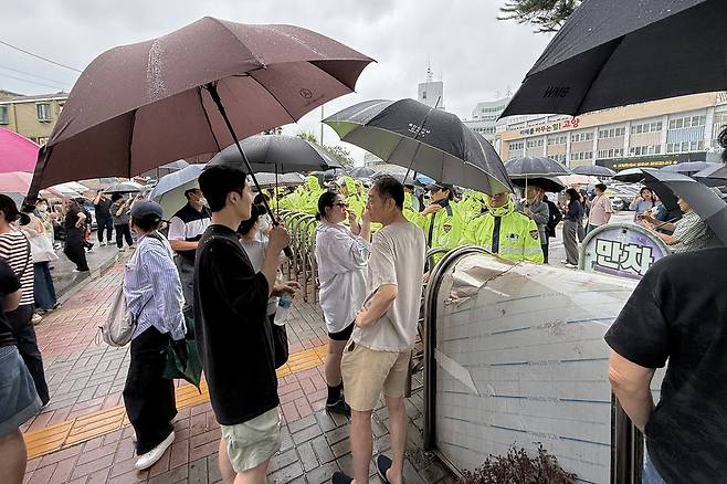 ▲ 고양시청 입구에서 데이터센터 건립에 반대하는 주민들이 집회 도중 시청 진입을 시도하며 충돌이 발생했다.