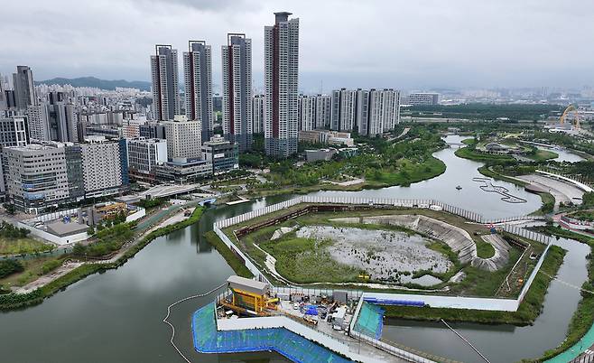 ▲ 사회적 참사 유족에게 공식 사과한 이재명 대통령이 초고층 건축물에 대한 안전 기준 강화를 약속하면서 인천 내 대형 고층 개발 사업도 영향을 받을 전망이다. 인천에서는 송도 랜드마크시티에 103층 규모 '랜드마크 타워' 개발이 추진 중이며, 서구 청라국제도시 호수공원 내 '청라시티타워'(높이 448m) 건설도 진행되고 있다. 17일 청라 호수공원에 들어설 예정인 청라시티타워 건설 현장. /양진수 기자 photosmith@incheonilbo.com