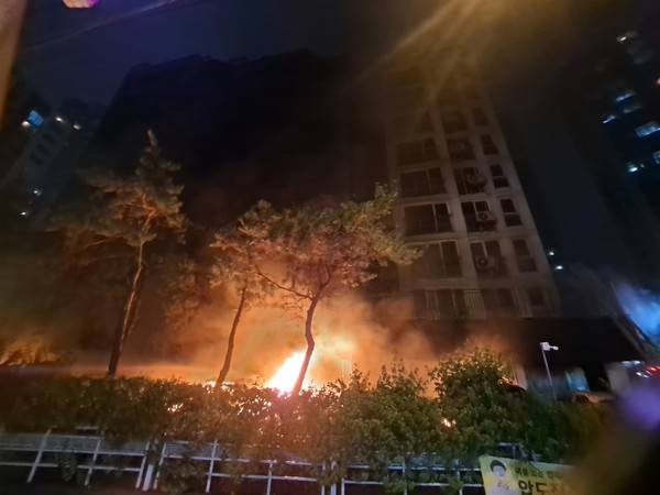 17일 오후 광명시 소하동 한 아파트 주차장에서 불이 났다. 사진은 불길이 치솟는 모습. [사진=연합뉴스]