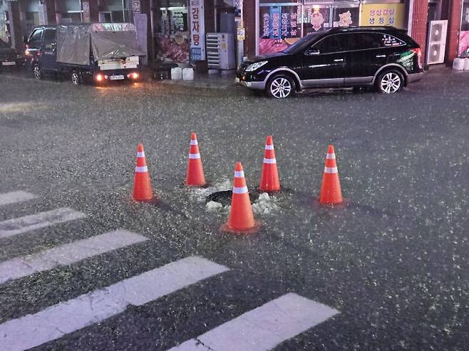 많은 비가 쏟아진 서산에서 하수관로가 역류해 주민들의 접근을 차단했다.&nbsp; (사진=서산시청)