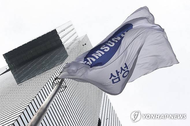 17일 서울 서초구 삼성전자 사옥에서 깃발이 바람에 날리고 있다. 이날 부당합병·회계부정 혐의로 재판에 넘겨진 이재용 삼성전자 회장에게 무죄가 확정됐다. /연합뉴스 제공