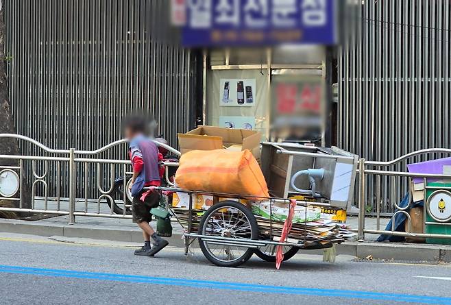 한 노인이 리어카에 폐지를 가득 싣고 이동하고 있다. 2025.7.10 사진=연합뉴스.