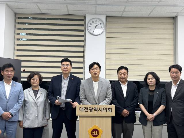 17일 대전시의회 기자실에서 동구 국민의힘 시·구의원들이 정치공세 현안과 관련해 기자회견을 진행하고 있다. 사진=권오선 기자.