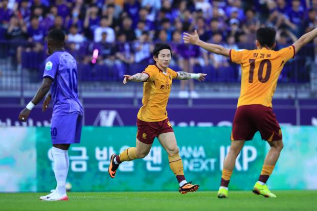 Gwangju FC will have an away match with Hana Bank K -League 1 2025 22 Suwon FC at the Suwon Sports Complex at 7:30 pm on the 18th. The photo shows Gwangju FC Shin Chang -moo after scoring in the away match against FC Anyang on the 28th of last month. Gwangju FC provided