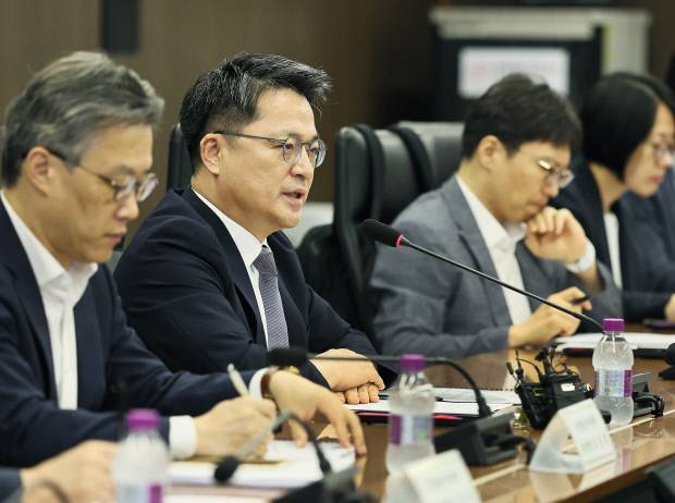 문신학 산업통상자원부 1차관이 16일 서울 중구 대한상공회의소 대회의실에서 열린 제1차 RE100 산업단지 추진 TF 회의를 주재하고 있다. 연합뉴스