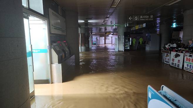 광주도시철도 상무역에서 집중호우로 인해 역사 일부가 침수돼 17일 오후 5시 30분 기준 열차가 무정차 통과하고 있다. /광주시 제공