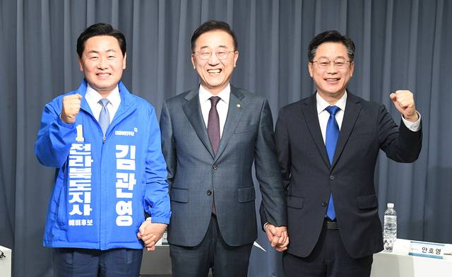 지난 2022년 4월 민주당 도지사 후보 경선 토론회. (왼쪽부터)당시 경선 후보였던 김관영 지사와 김윤덕, 안호영 의원