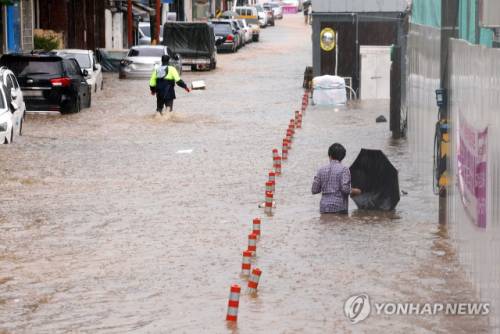 ◇호우경보가 발효된 17일 오전 광주 남구 백운광장 인근 상가와 도로가 물에 잠겨 있다. 2025.7.17 사진=연합뉴스