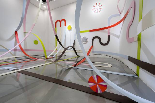 하지원, 롤러코스터, 2025, 나무에 수성 페인트, 모터, 포맥스에 시트지, 가변크기.