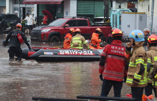 17일 오후 대구 북구 노곡동이 폭우로 인해 침수되자 119구조대 대원들이 수색 및 구조작업을 벌이고 있다. 소방은 구명보트 등 장비 12대를 투입해 노곡동 주민 20여 명을 대피시켰다. 이날 대구에 최대 140㎜가 넘는 비가 내리면서 차량 침수, 도로 통제 등 피해가 잇따랐다. 김영진 기자 kyjmaeil@imaeil.com 관련기사 2면