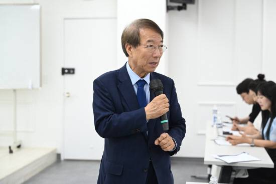 정운찬 동반성장연구소 이사장이 지난 16일 경남일보 세미나실에서 '제5기 경남일보 경제포럼 '한국경제 어디로 가야 하나' 주제 강연에서 동반성장에 대해 설명하고 있다.김다은인턴기자