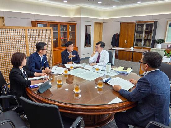 지역 주요 현안사업 건의를 위해 기획재정부를 방문한 변광용 거제시장이 임기근 기재부 제2차관에게 남부내륙철도 조기착공 등 거제지역 대통령 공약 이행을 요청하고 있다.