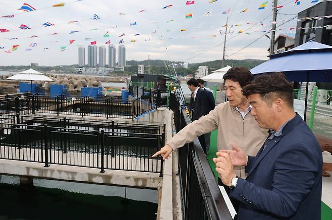 <사진 있음> 사진. 이강덕 포항시장이 지난 16일 해원 해상 낚시터를 둘러보고 있다. /포항시 제공