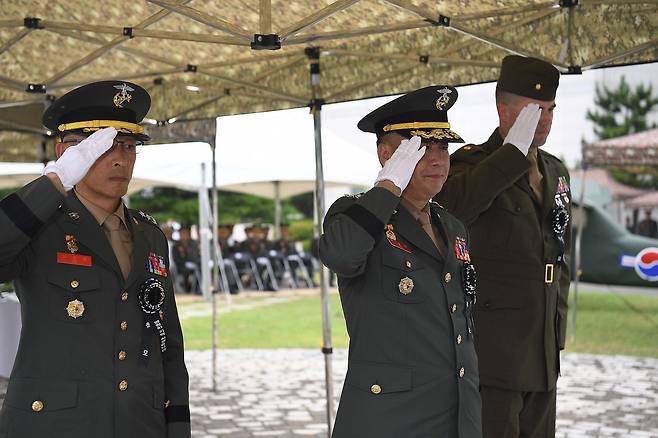 해병대 주요 지휘관과 미 해병대 무적캠프 부대장이 헌화 후 경례를 하고 있다. /해병대항공단 제공