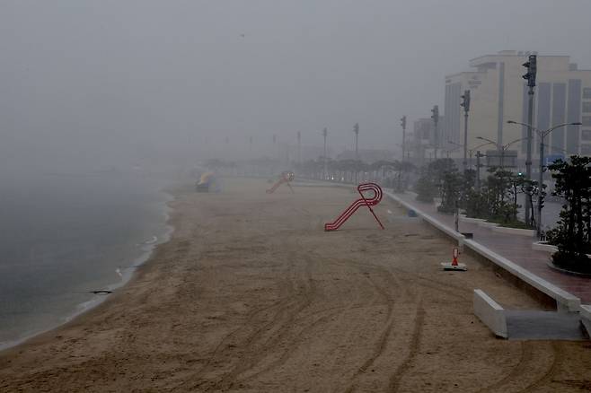 17일 전국 대부분 지역에 천둥과 번개를 동반한 매우 강하고 많은 비가 내리면서 18년 만에 재개장한 송도해수욕장은 한산한 모습을 보였다. /단정민기자