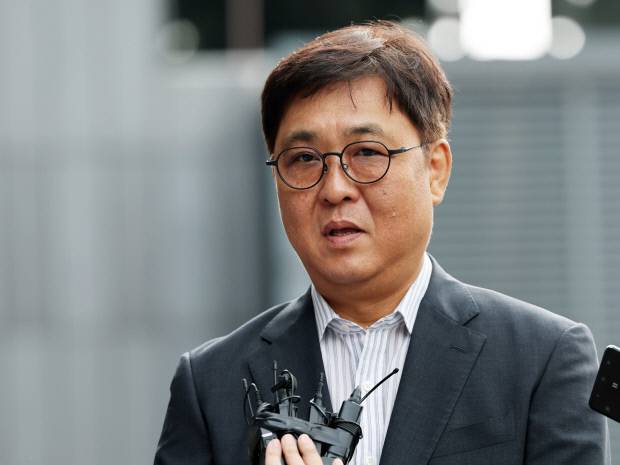 최휘영 문화체육관광부 장관 후보자가 14일 오전 서울 종로구 국립현대미술관에 마련된 인사청문회 사무실로 출근하며 소감을 밝히고 있다. /뉴스1