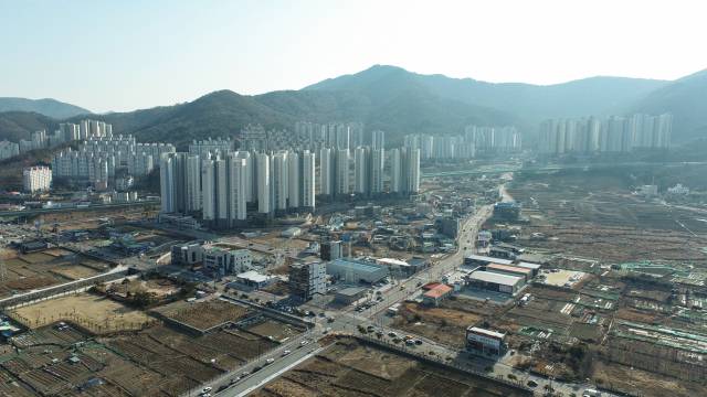 최근 10년 사이 대단위 아파트 단지가 속속 들어서며 거제지역 최대 주거단지로 급성장한 상문동 일대. 부산일보DB