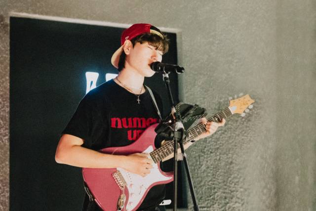 싱어송라이터 르손(LeSon). BNK 제공