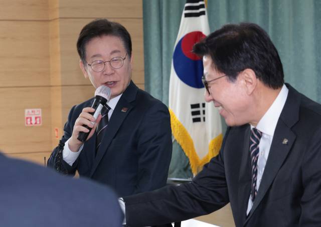 지난 3월 6일 당시 더불어민주당 이재명 대표가 북극항로 개척 지원책 논의를 위해 BPA 부산신항 홍보관을 방문해 박형준 부산시장과 간담회를 갖고 있다. 정대현 기자jhyun@