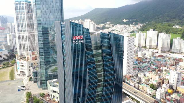BNK금융그룹의 수장 연임 여부를 놓고 지역 경제계가 촉각을 곤두세우고 있다. 사진은 부산 남구 문현금융단지 내 BNK부산은행 본점. 부산일보DB