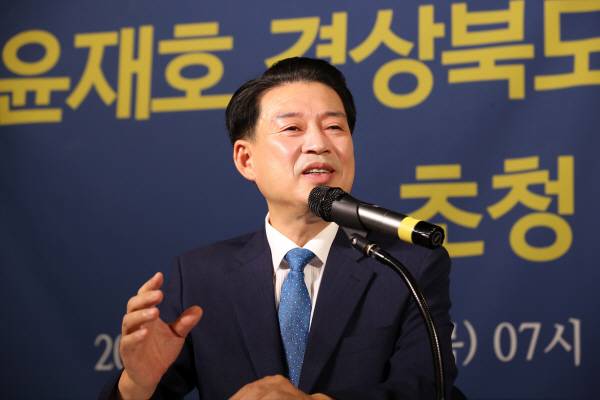 윤재호 경북상공회의소 회장이 17일 대구아트센터에서 열린 아시아포럼21 제138회 릴레이 정책토론회에 참석해 주요 현안에 대해 발언하고 있다. 아시아포럼21 제공