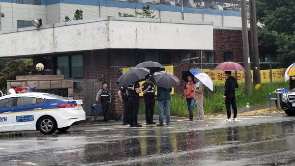 성안합성 철거현장에서 공사계약을 둘러싼 두업체의 갈등으로 경찰관들이 현장에 출동했다. 이봉한기자