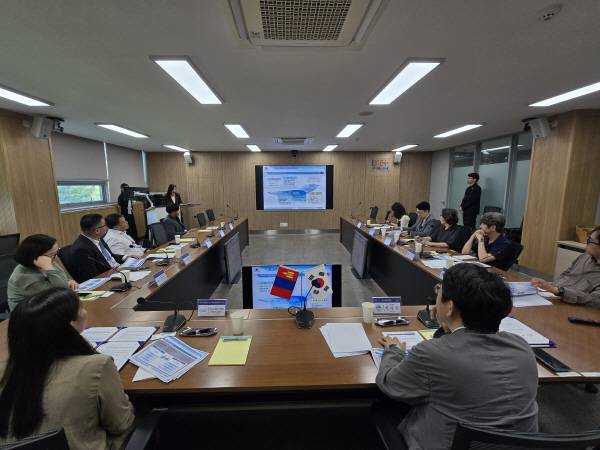 대구한의대 세대통합지원센터는 지난 7월 3일, 몽골국립의과대학교 산하 생명공학 기업인 So Beauty BioTech LLC와 포괄적인 국제협력을 위한 업무협약(MOU)을 체결했다. 국제협력 MOU 진행모습. 대구한의대.